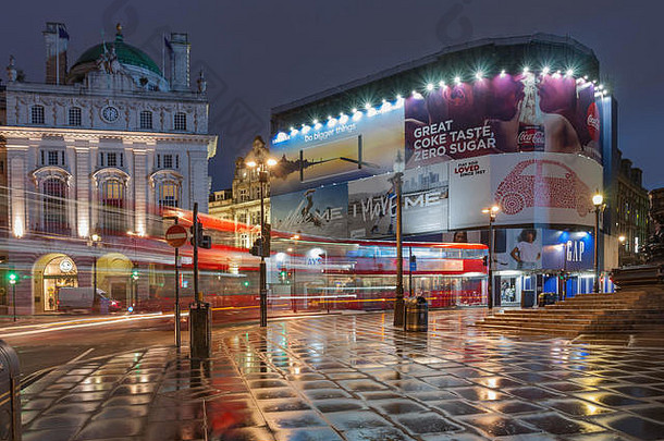皮卡迪利大街马戏团london-september光小径伦敦公共汽车皮卡迪利大街马戏团多雨的早期早....时间9月lond