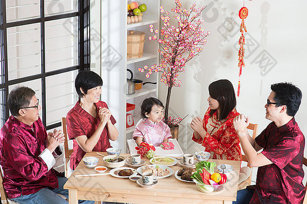 中国人一年节日团聚晚餐快乐亚洲中国人多一代家庭红色的旗袍餐厅首页