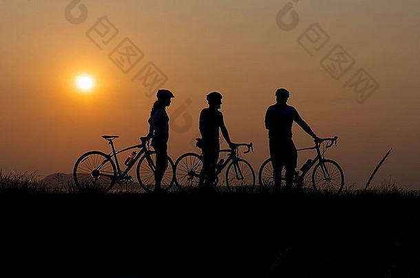 轮廓骑自行车的人日落