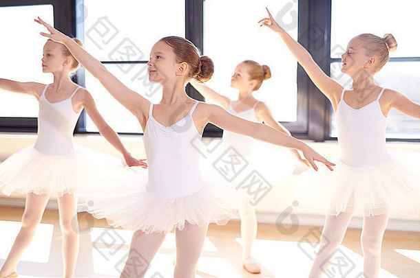 精心设计的跳舞集团优雅的漂亮的年轻的<strong>芭蕾</strong>舞 演员练习类经典<strong>芭蕾</strong>舞学校