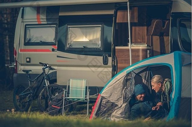 浪漫的夫妻帐篷野营年轻的高加索人夫妻有趣的内部帐篷营地