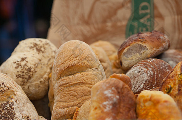 选择新鲜的面包农民市场