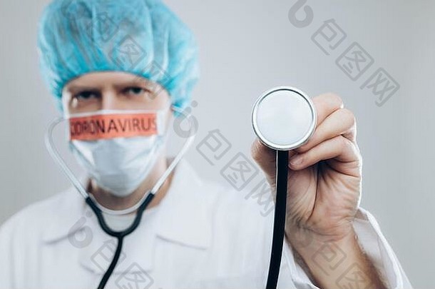 医生呼吸面具战斗致命的冠状病毒科维德病毒疫情