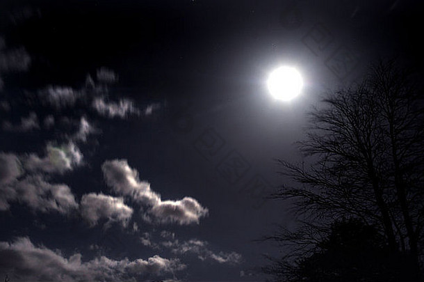 月亮春天的昼夜平分点偷窥美丽的云