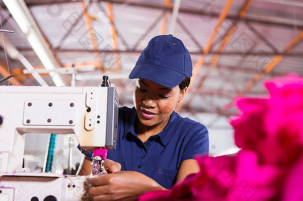 漂亮的年轻的非洲工人缝纫服装工厂