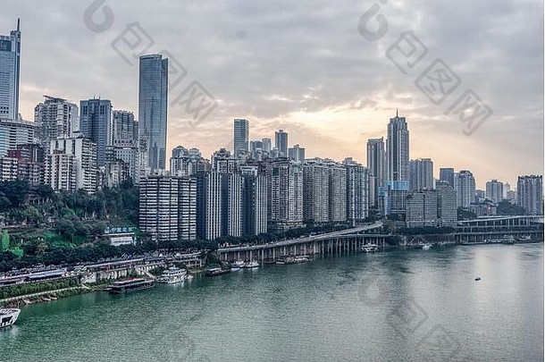 重庆中国12月日落嘉陵河密集的住宅buiding