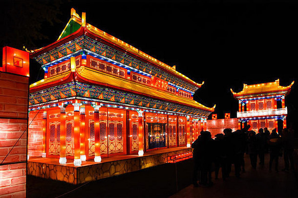 色彩鲜艳的光显示红色的中国人祈祷寺庙神奇的灯笼节日西斯房子花园12月
