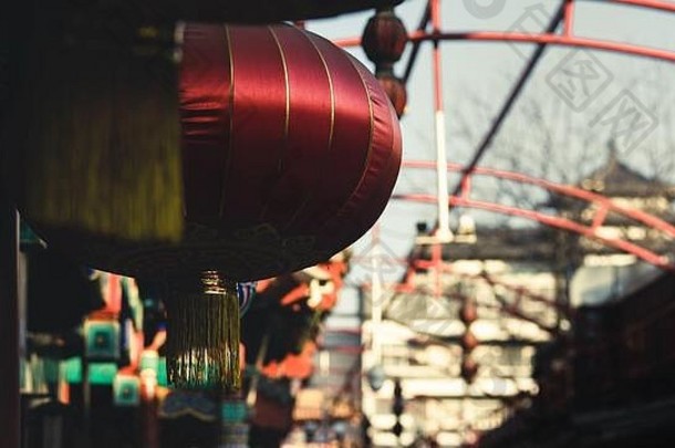 传统的红色的<strong>中国</strong>人灯笼点缀典型的北京小巷