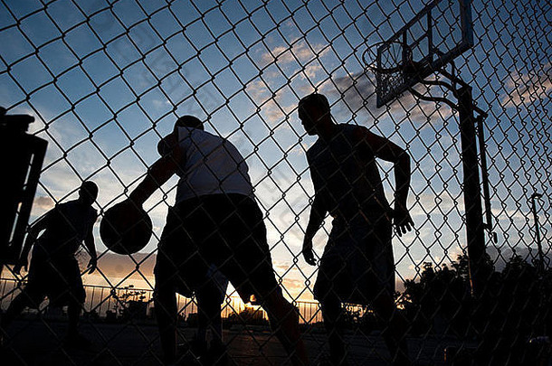 美国犹他州盐湖城四个年轻人打街头篮球低角
