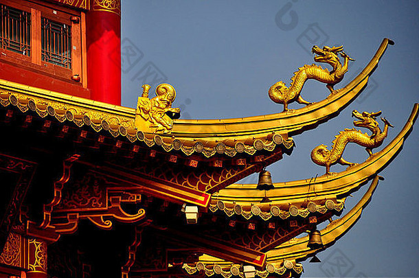 成都中国特写镜头飞行屋檐屋顶镀金雕刻龙龙宝塔长如此沃特敦