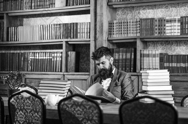 历史学家坐在图书馆读取书历史研究职业情报概念有胡子的男人。优雅的西装书柜成熟的男人。教授长胡子平静脸