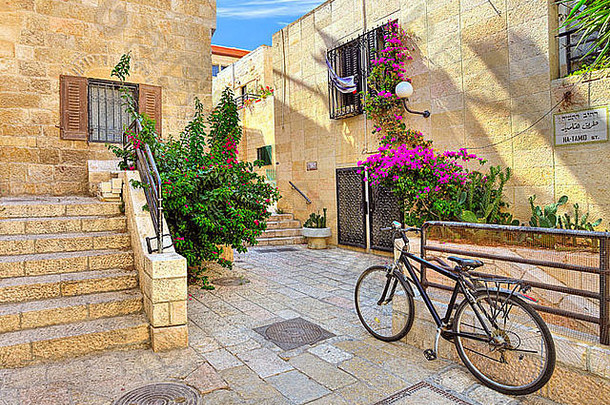 自行车狭窄的街典型的用石头砸房子犹太人季度城市耶路撒冷以色列
