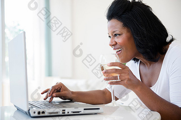 黑色的女人喝酒移动PC