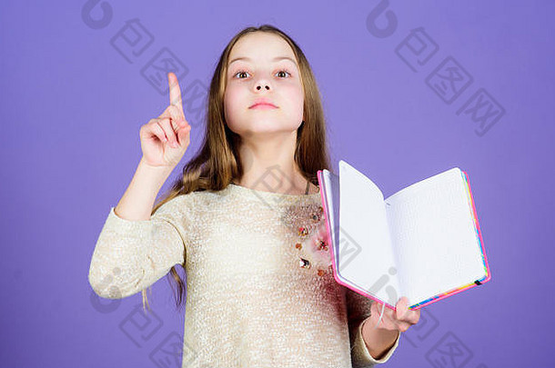 童年文学发展教育阅读技能个人日记记事本规划师学习女孩持有书紫罗兰色的背景孩子显示<strong>书记</strong>事本书概念明智的报价