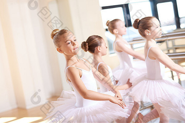 可爱的芭蕾舞 演员穿白色tutus练习跳舞内部工作室芭蕾舞类