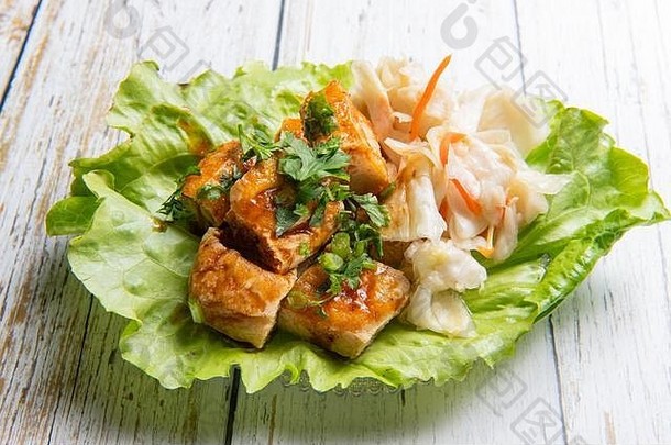 臭豆腐中国人形式发酵豆腐强大的气味它出售晚上市场路边站零食