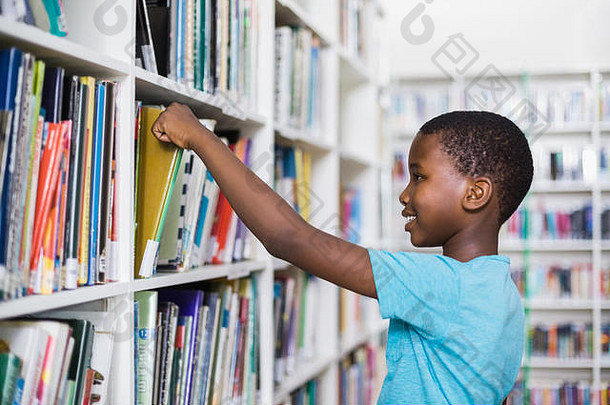 小学生选择书书柜图书馆