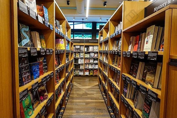 西雅图美国过道木书货架上原始大学区亚马逊书店