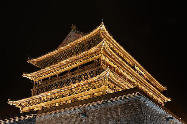 照亮古老的鼓塔位于古老的城市墙晚上时间咸阳山西省中国