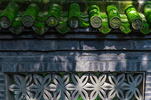 中国人屋檐瓷砖传统的古老的砖墙