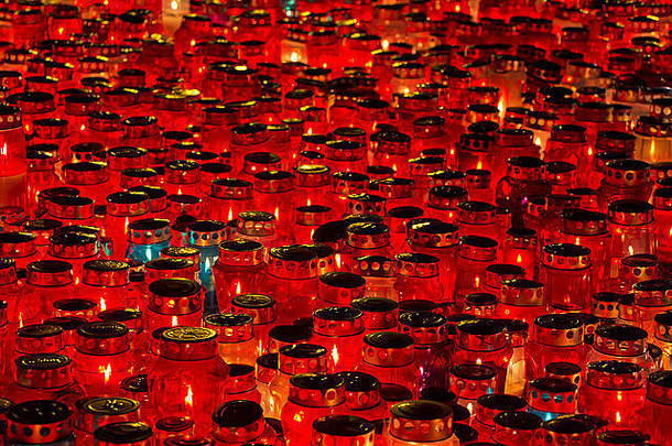 很多蜡烛燃烧墓地圣人一天