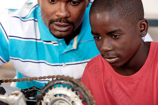 非洲父亲儿子工作自行车