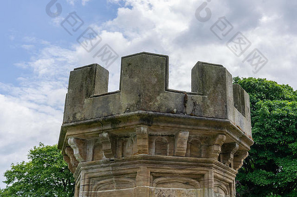 古老的农村城堡形状的石头支柱发亮发现苏格兰桥梁