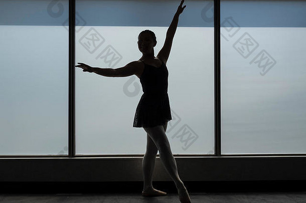 芭蕾舞舞者轮廓窗口框架