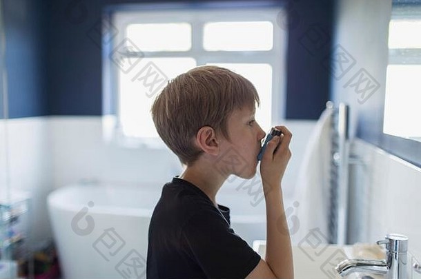 男孩哮喘吸入器浴室