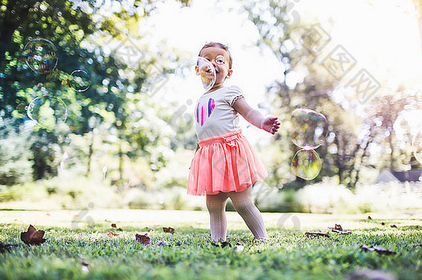 婴儿女孩玩泡沫花园