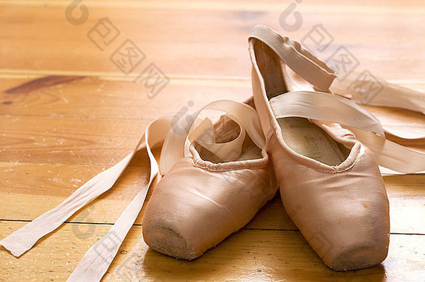 一对芭蕾舞鞋子木地板上