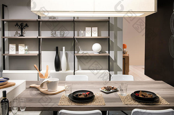 现代生活房间室内开销光餐厅表格椅子集食物面对墙单位显示