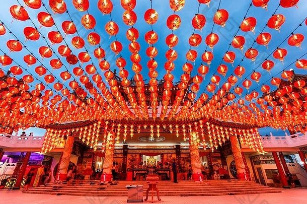 红色的灯笼中国农历<strong>新年</strong>庆祝活动之前更换灯笼内保持寺庙中国人一年