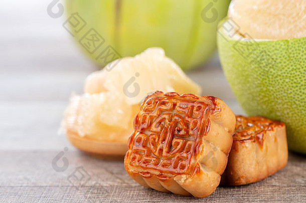 新鲜的去皮葡萄柚柚子葡萄柚片月饼中秋节日月亮节日