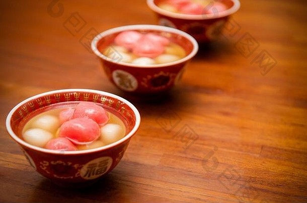 汤圆唐元中国人甜心汤中国人甜点使糯米大米面粉混合小量水形式球