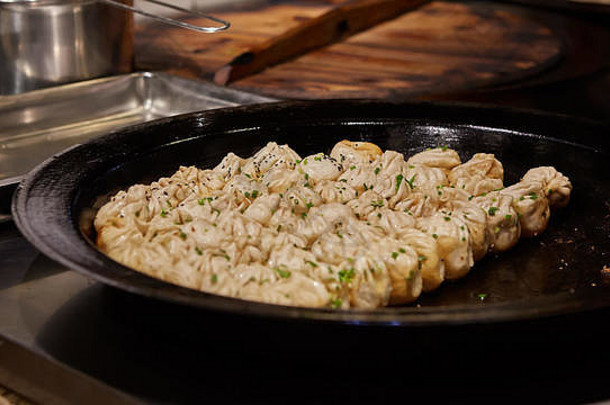 大煎锅盛吉安bao-traditional中国人锅炸饺子剁碎猪肉虾蔬菜上海中国广东话食物