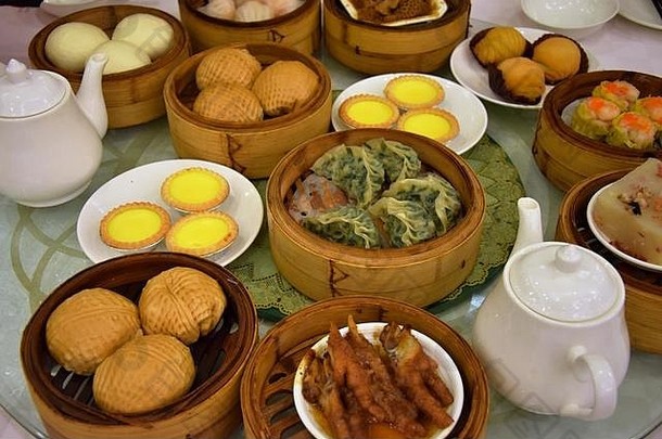 森林总和风格中国人厨房广东话准备小小块的部分食物服务小轮船篮子