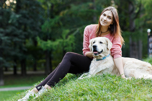 照片女人狗坐着草坪上