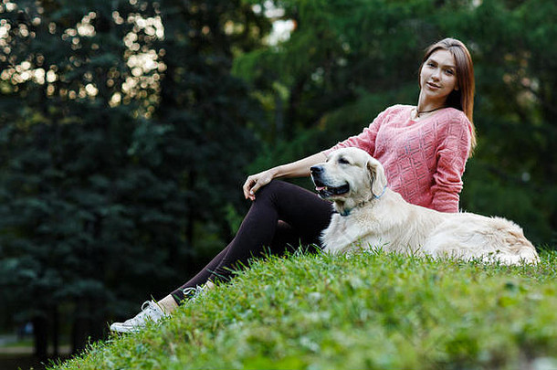 照片女孩坐着狗绿色草坪上夏天一天