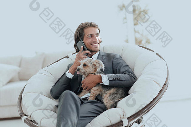 成功的商人持有狗宠物会谈智能手机