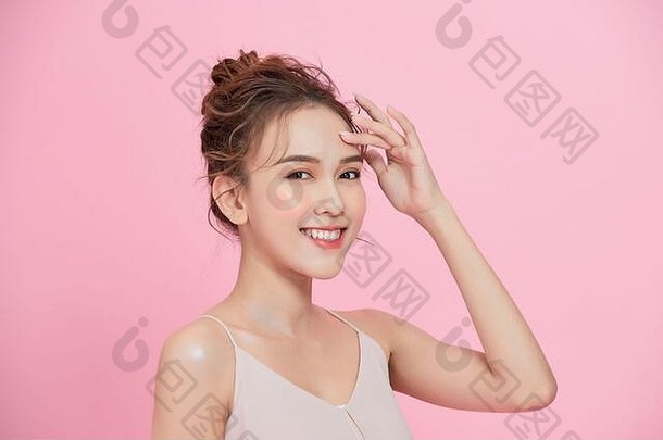 美丽的快乐女人脸化妆品概念健康的清洁皮肤自然孤立的粉红色的背景