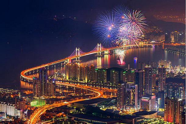 色彩斑斓的烟花gwangan桥釜山城市南韩国