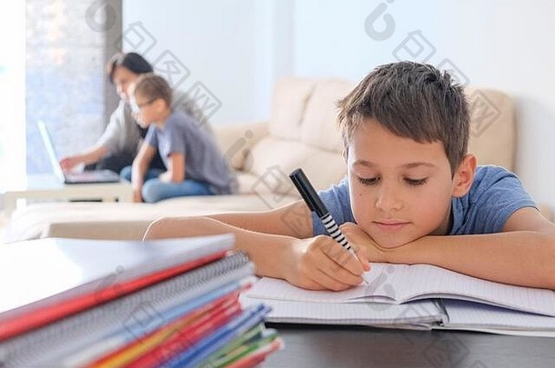 在线学习距离教育首页家庭首页孩子们家庭作业妈妈。孩子们
