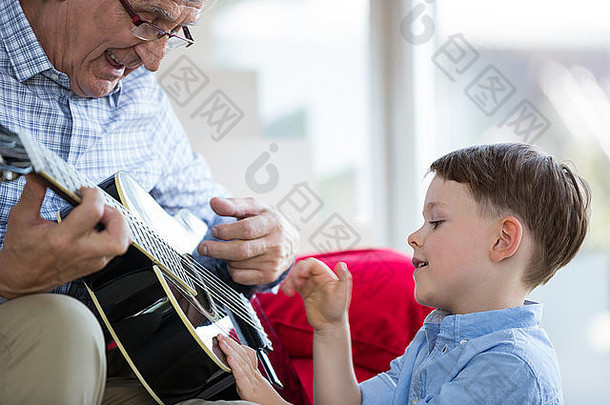 祖父教学孙子玩吉他
