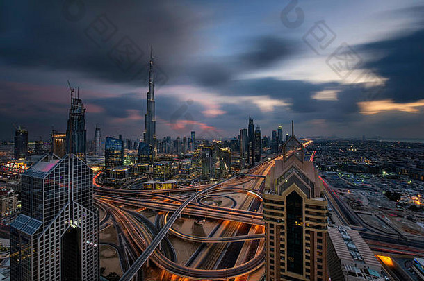 城市景观迪拜曼联阿拉伯阿联酋航空公司迪拜塔哈利法塔摩天大楼多云的天空