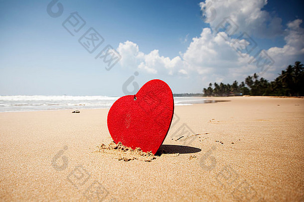 红色的心异国情调的桑迪海滩情人节一天概念