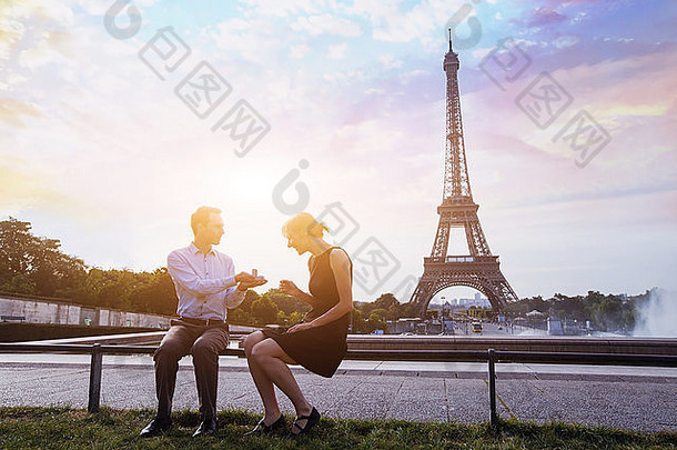 结婚建议埃菲尔铁塔塔巴黎美丽的轮廓年轻的高加索人夫妇