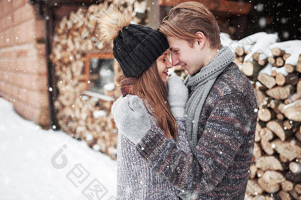 圣诞节快乐夫妇爱拥抱雪冬天冷森林复制空间一年聚会，派对庆祝活动假期假期旅行爱关系