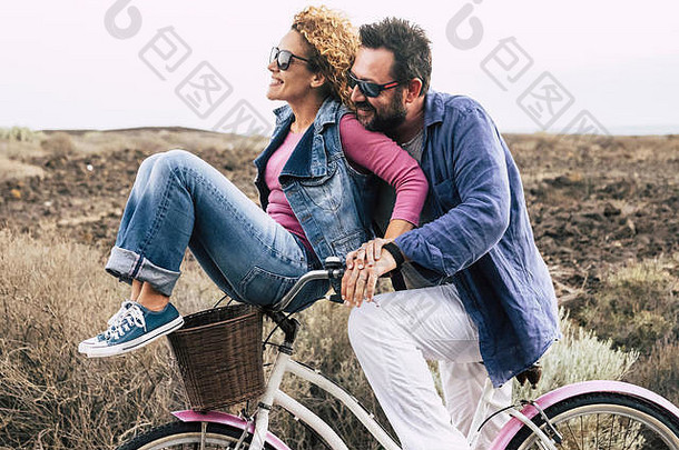 快乐成人高加索人夫妇有趣的自行车户外休闲活动概念活跃的好玩的人自行车假期everyd