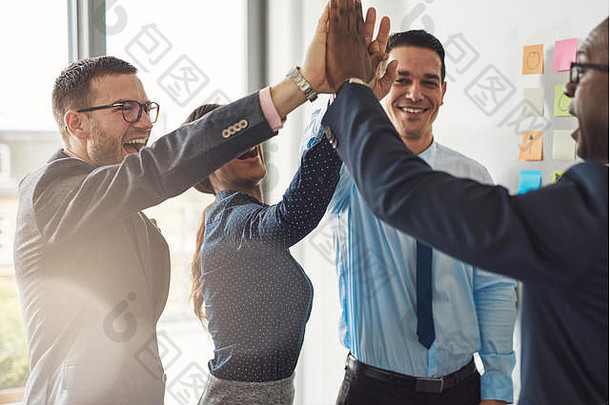 快乐成功的多民族的业务团队给高5手势笑欢呼成功